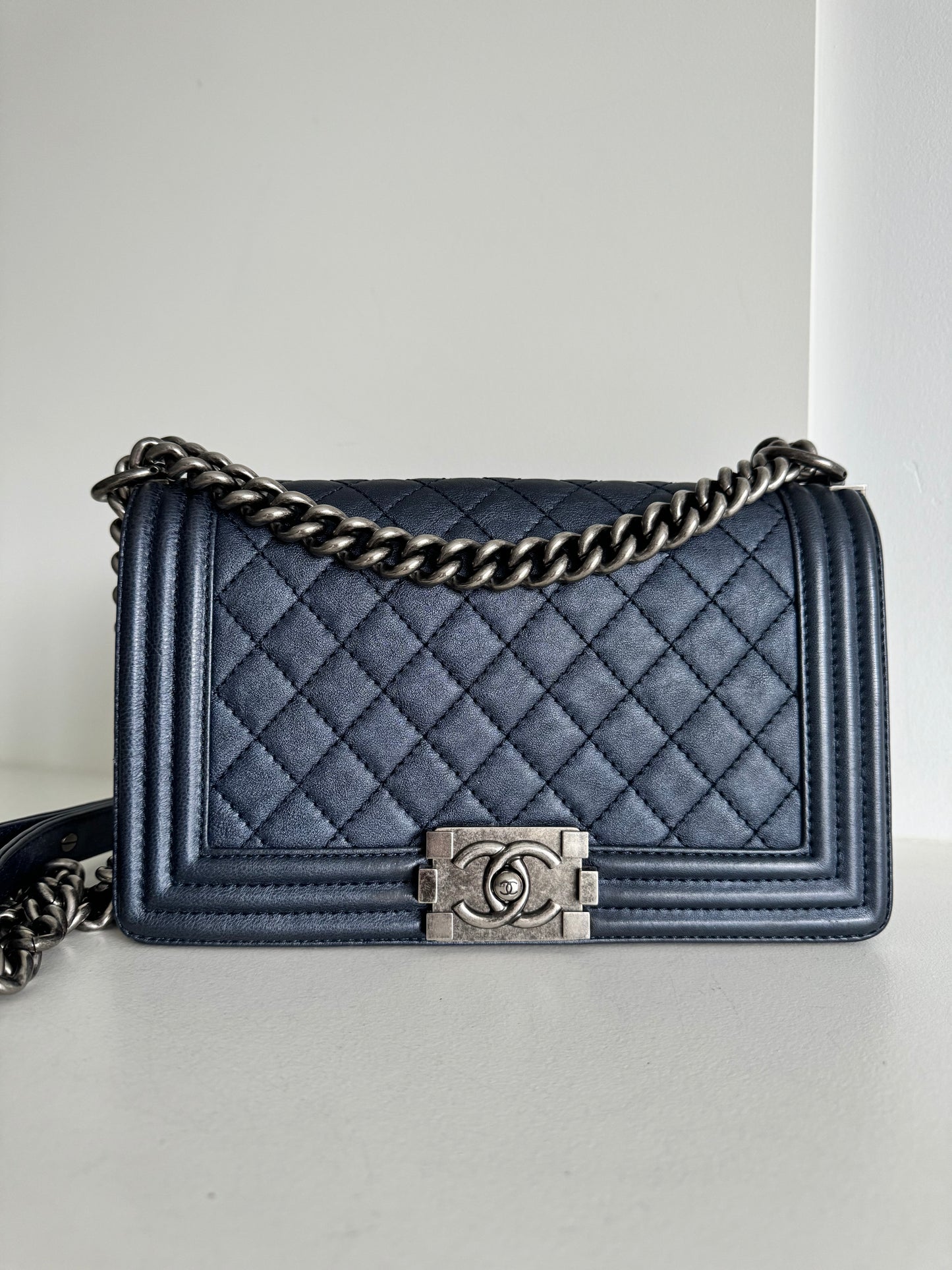 Chanel quilted calfskin old medium boy, Navy