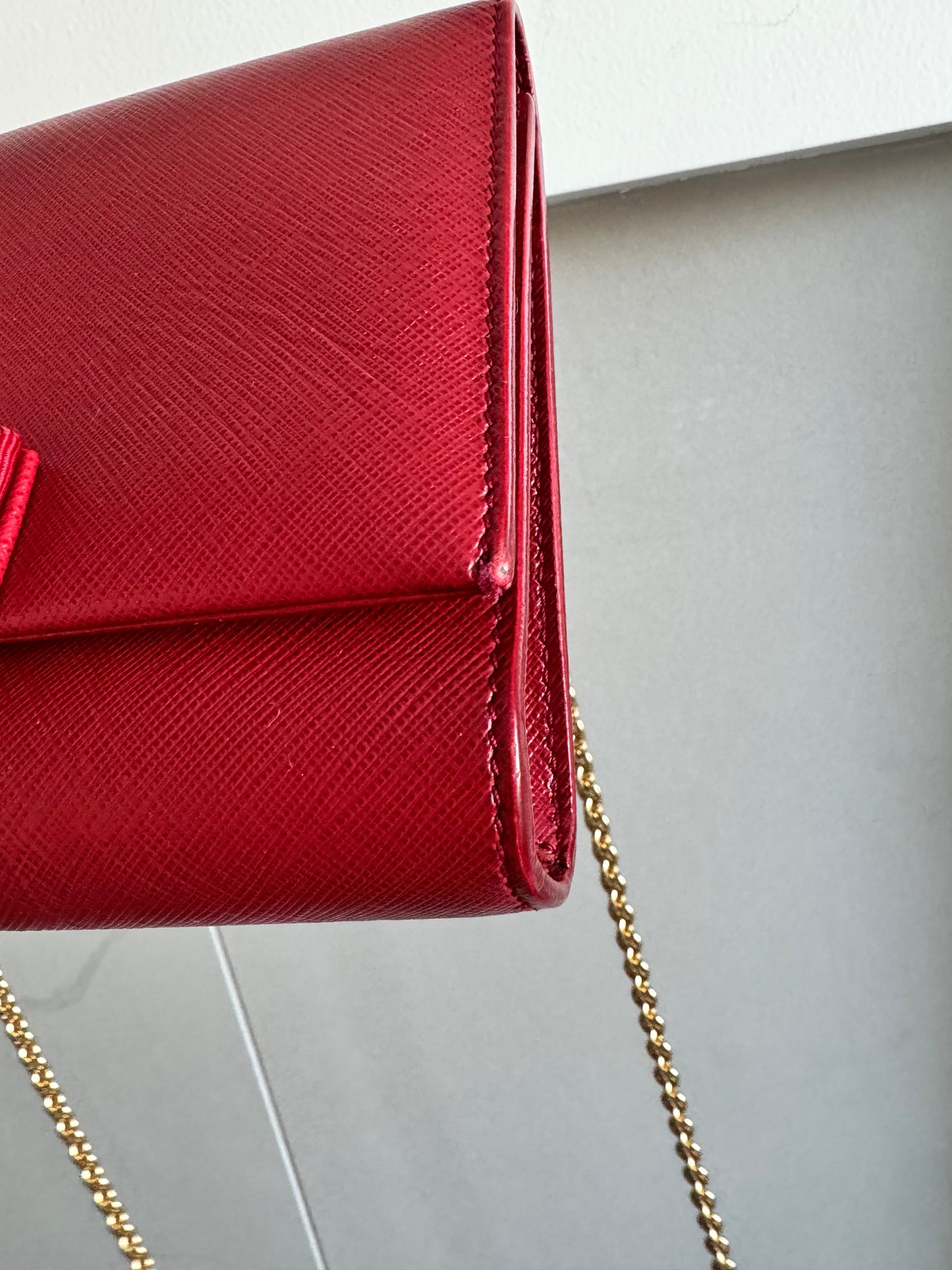 SALVATORE FERRAGAMO
Hammered Calfskin Mini Miss Vara Bow Chain Bag Red