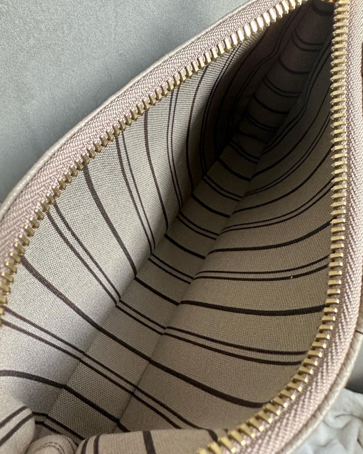 Louis Vuitton Easy Pouch on strap bagu