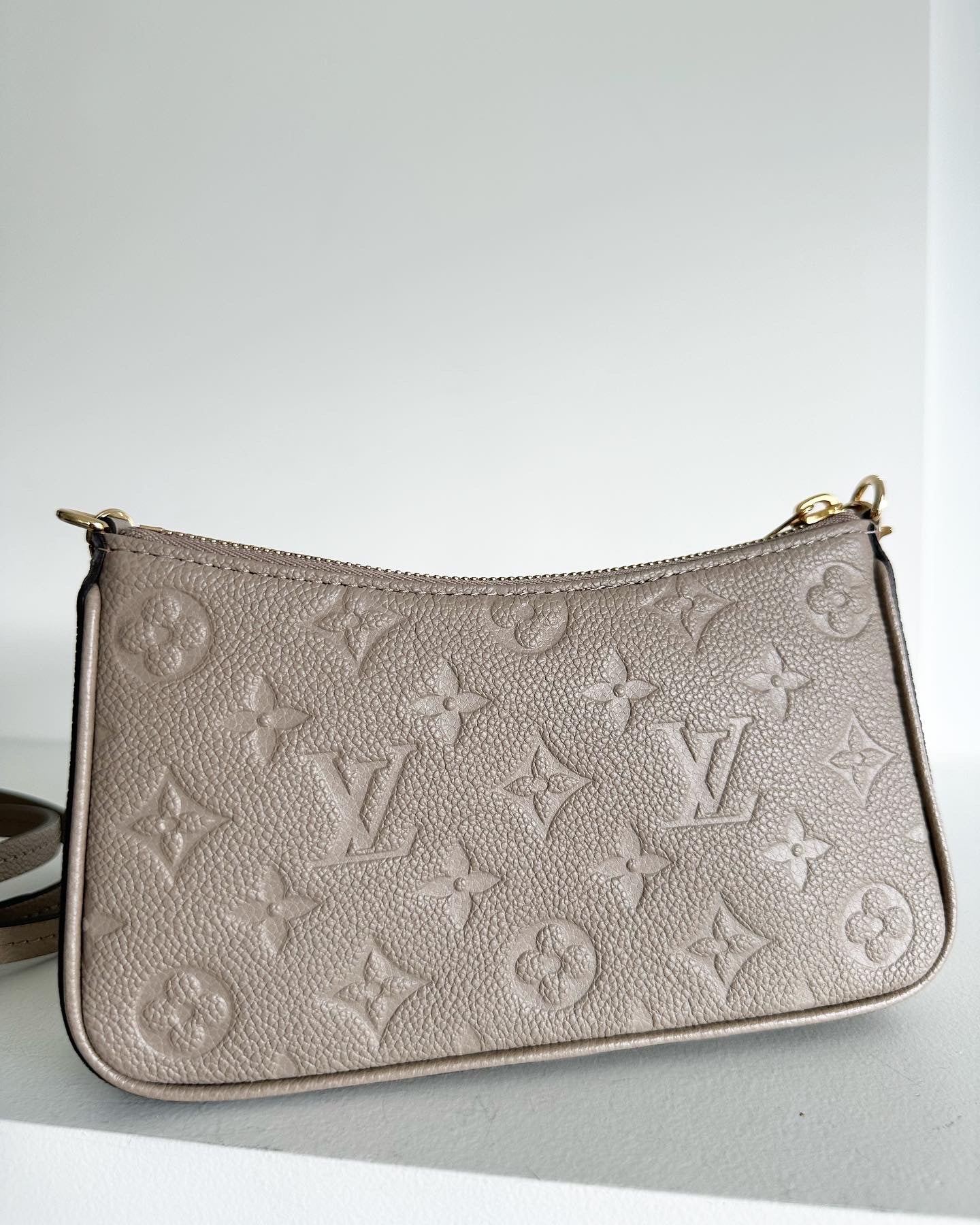 Louis Vuitton Easy Pouch on strap bagu