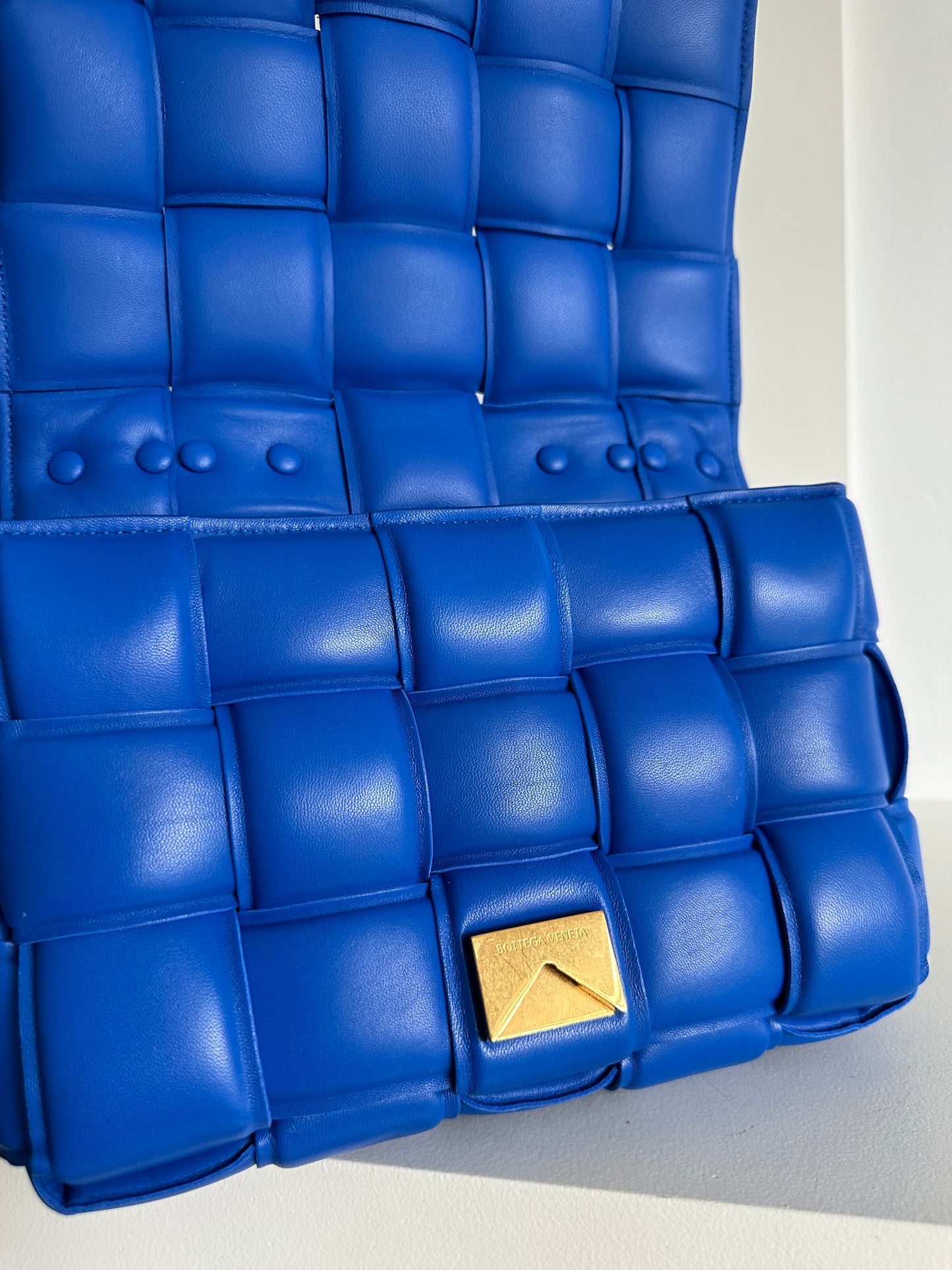 Bottega veneta padded chain cassette bag, blue