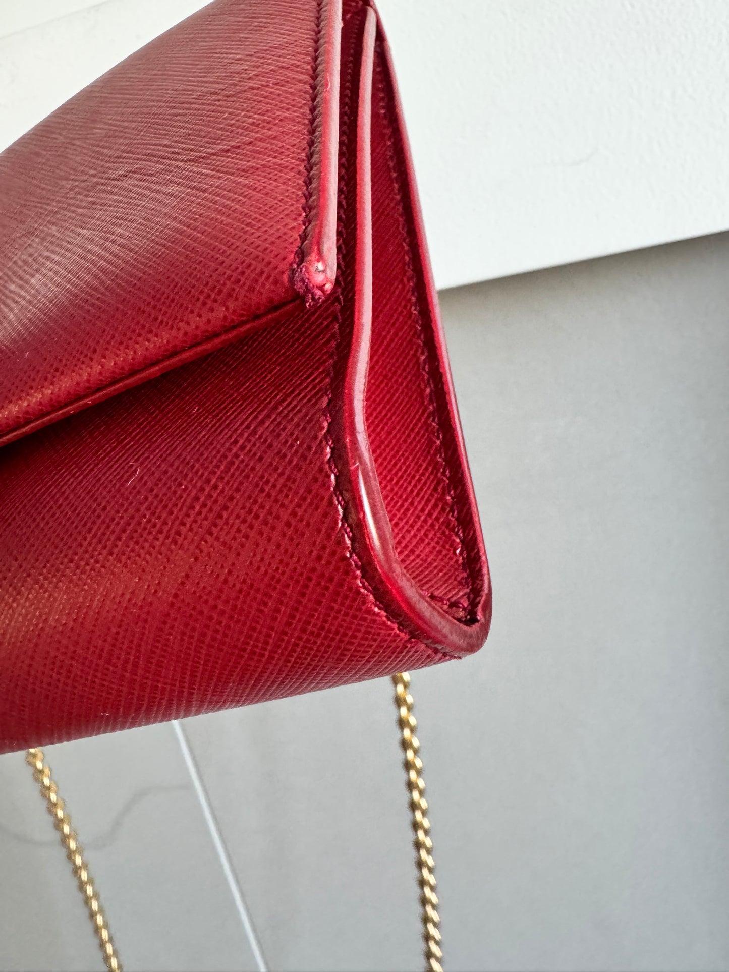 SALVATORE FERRAGAMO
Hammered Calfskin Mini Miss Vara Bow Chain Bag Red
