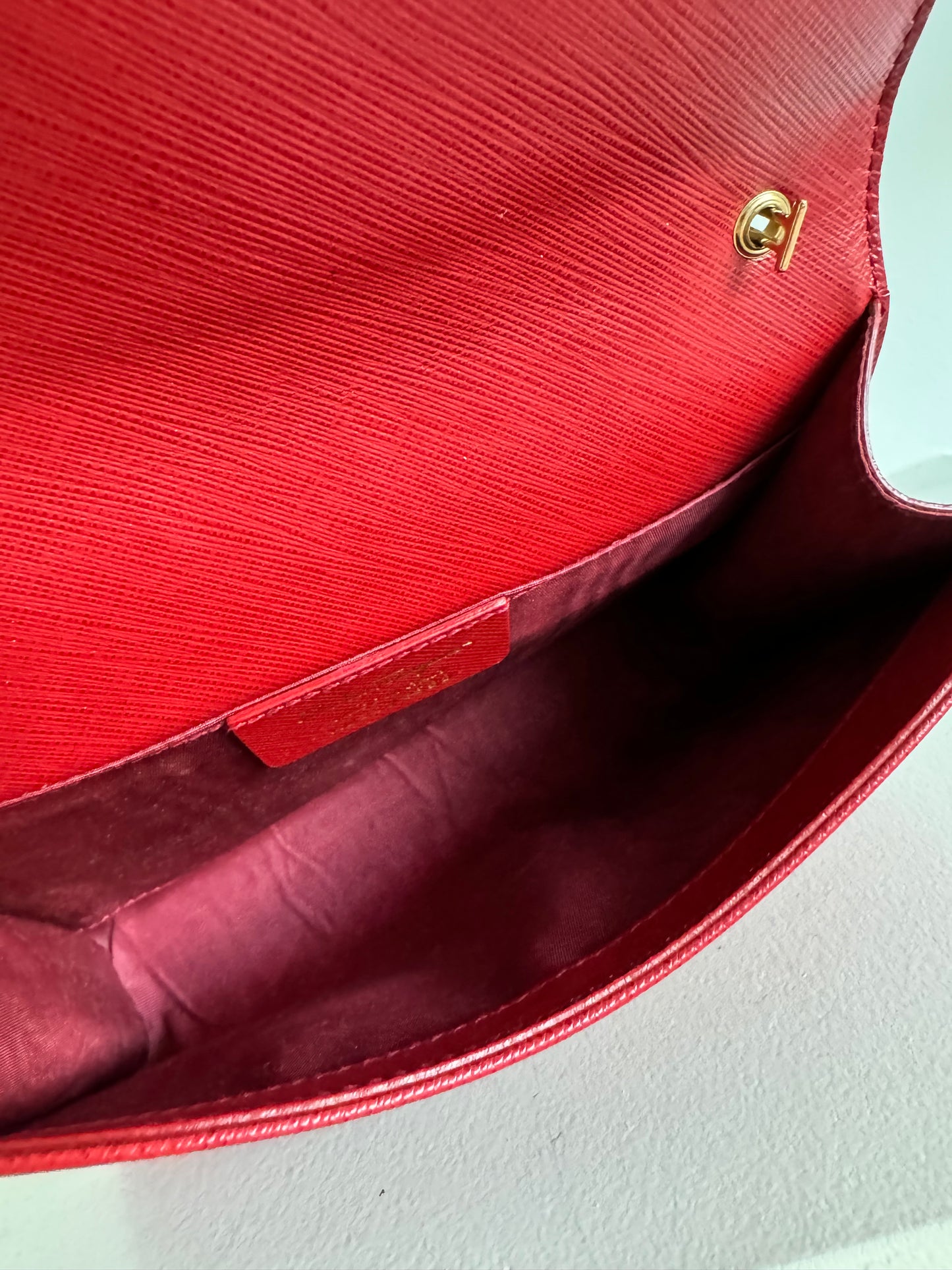 SALVATORE FERRAGAMO
Hammered Calfskin Mini Miss Vara Bow Chain Bag Red