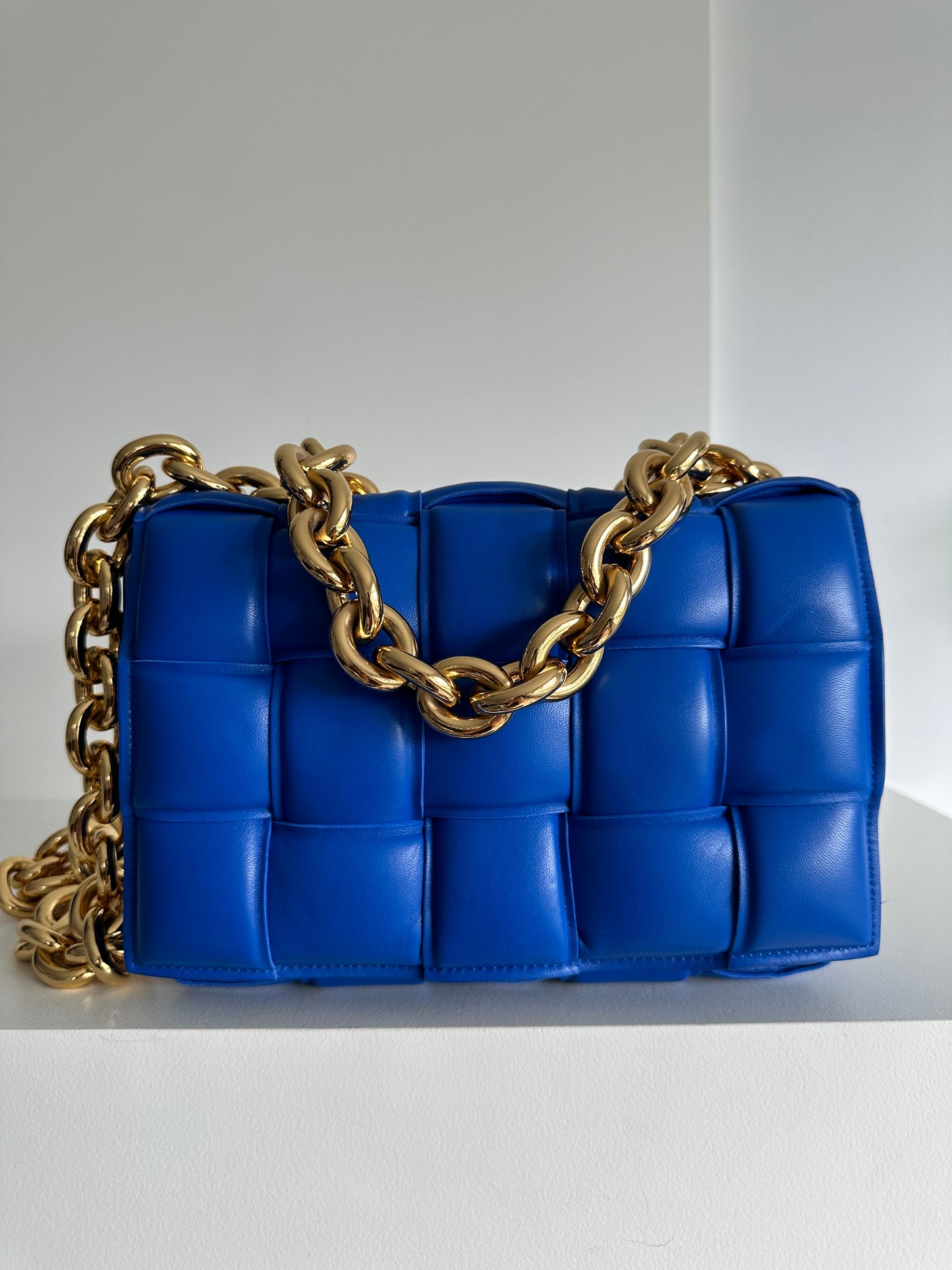Bottega veneta padded chain cassette bag, blue