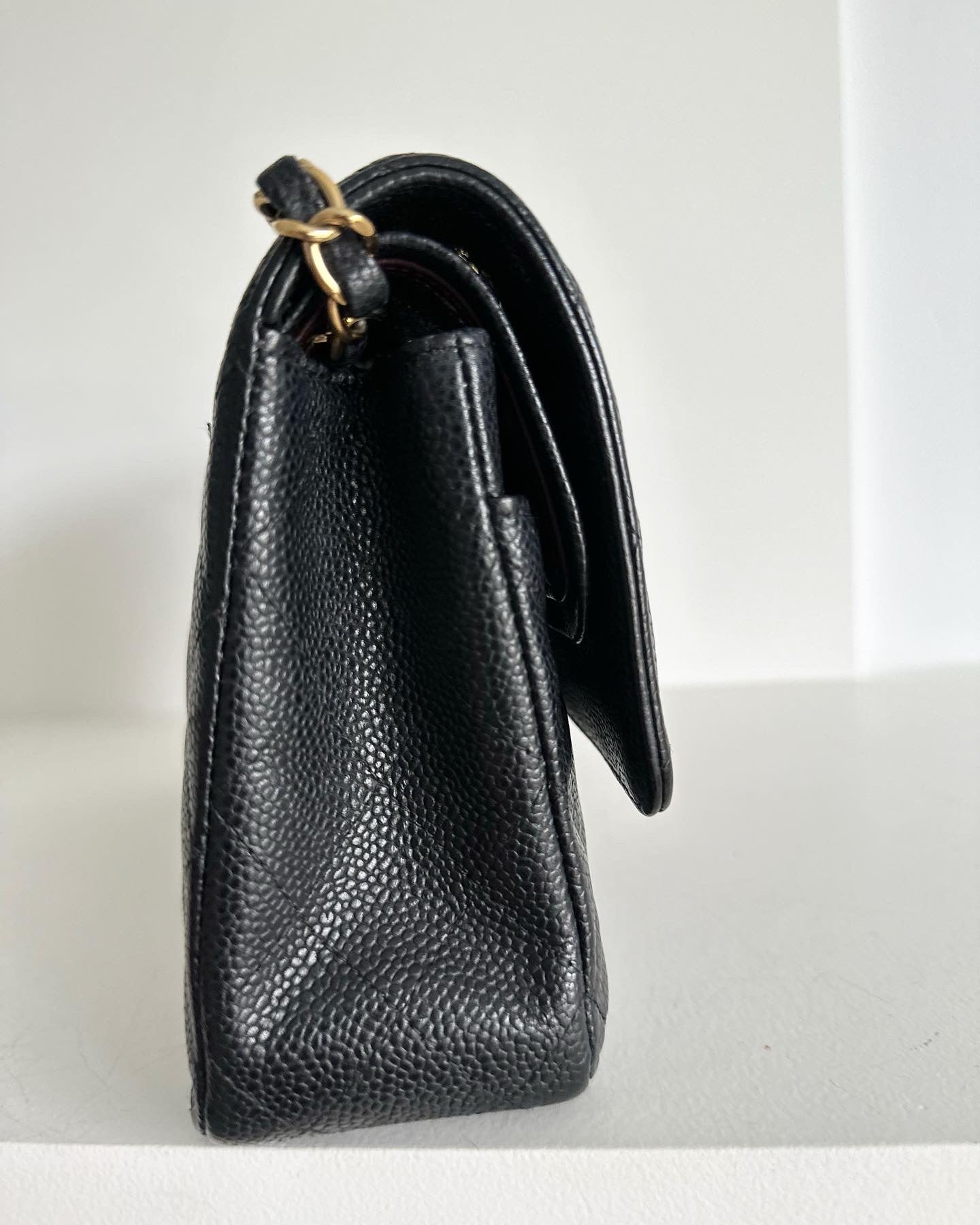 Chanel medium classic double flap caviar w/ghw