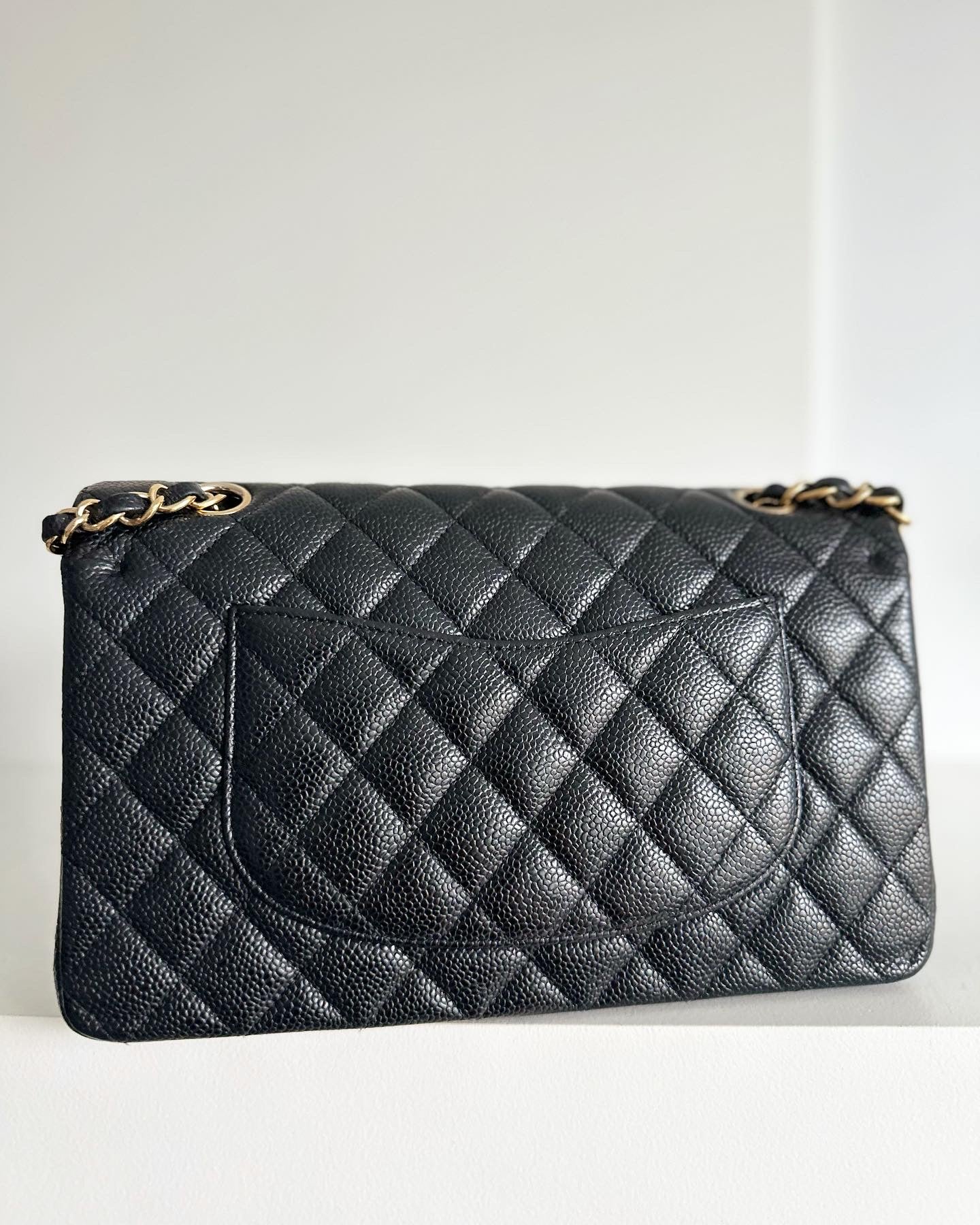 Chanel medium classic double flap caviar w/ghw