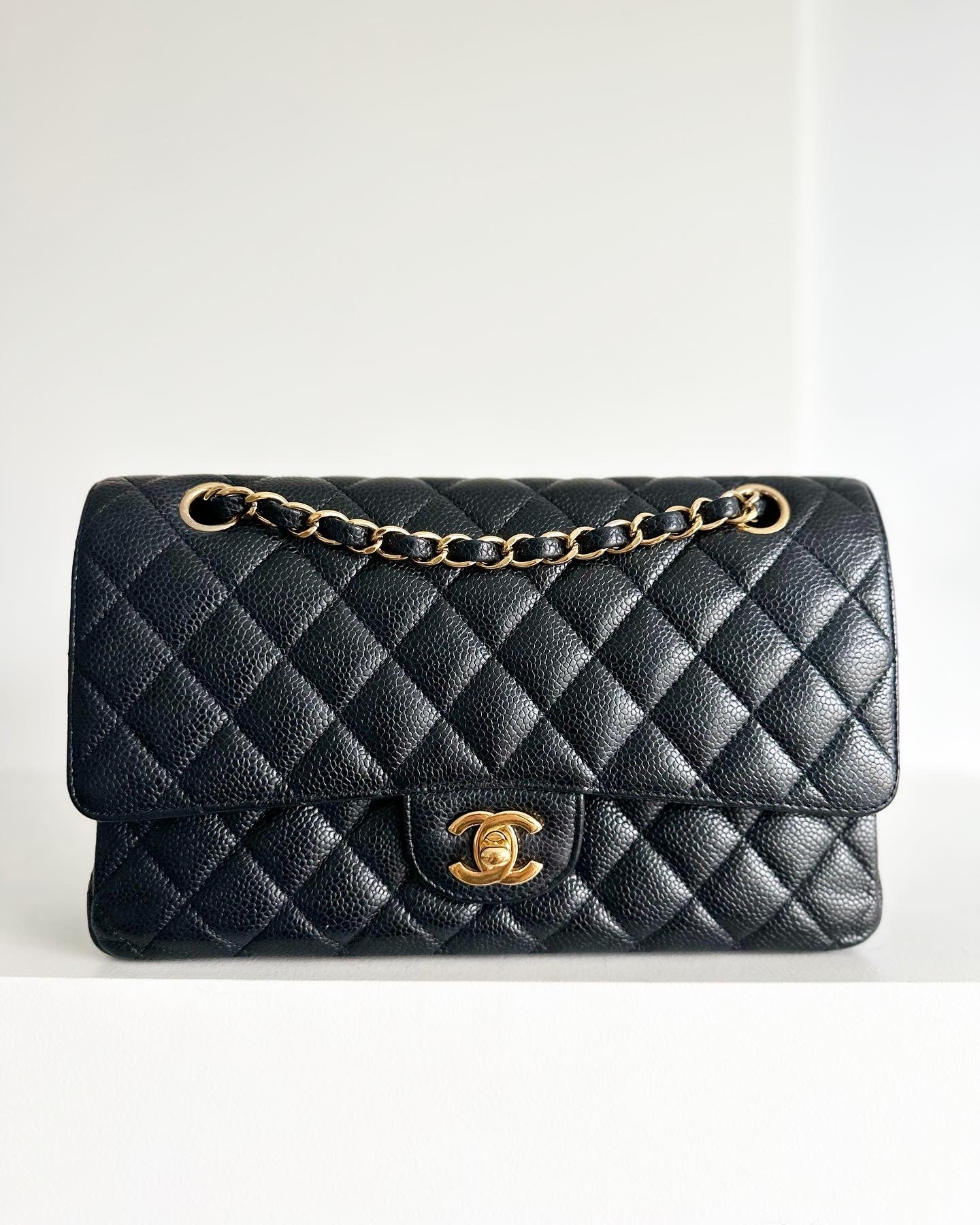 Chanel medium classic double flap caviar w/ghw