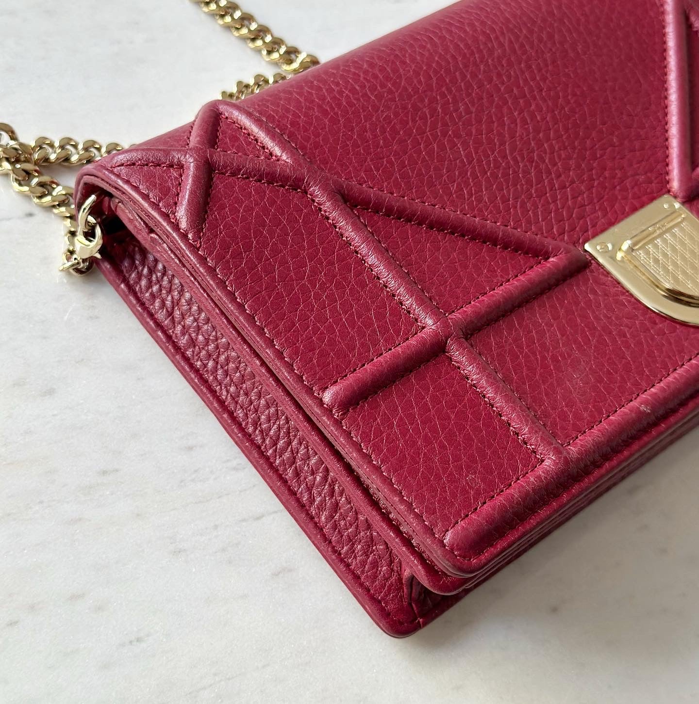 CHRISTIAN DIOR Diorama Wallet on chain w/ ghw, deep red/burgundy