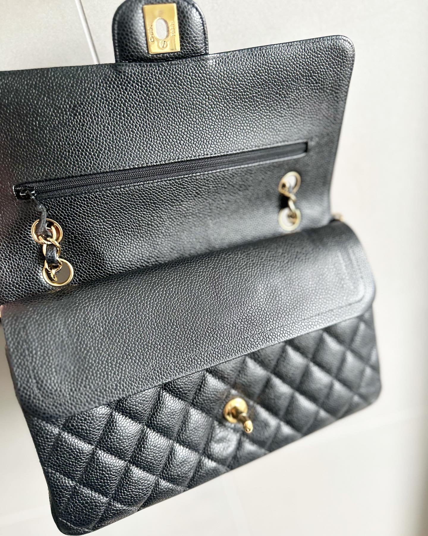 Chanel medium classic double flap caviar w/ghw