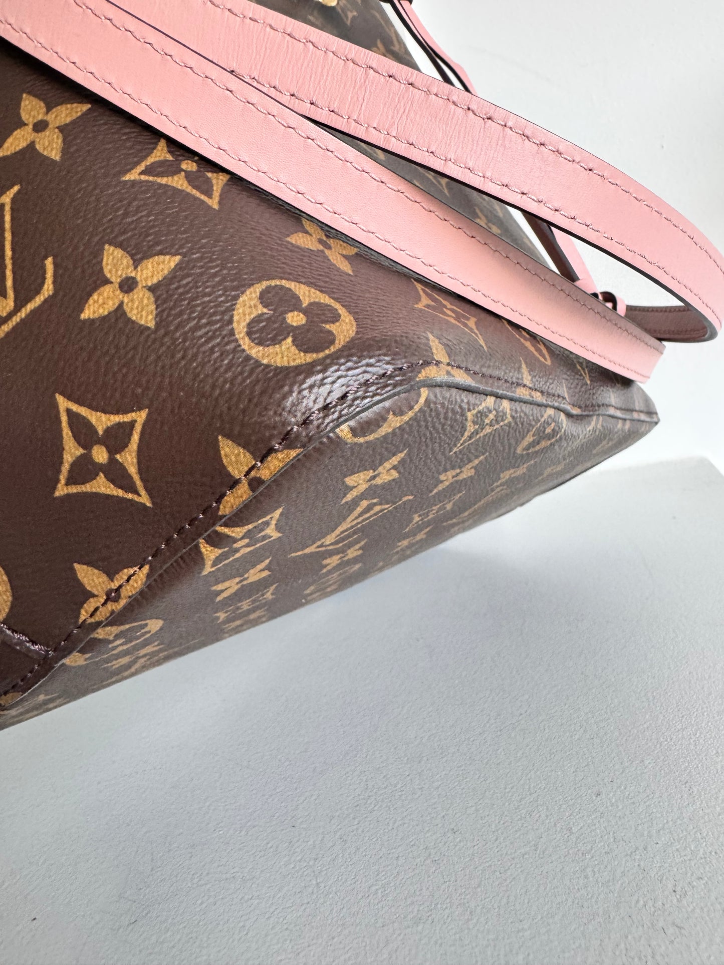 Louis Vuitton NeoNoe MM bag