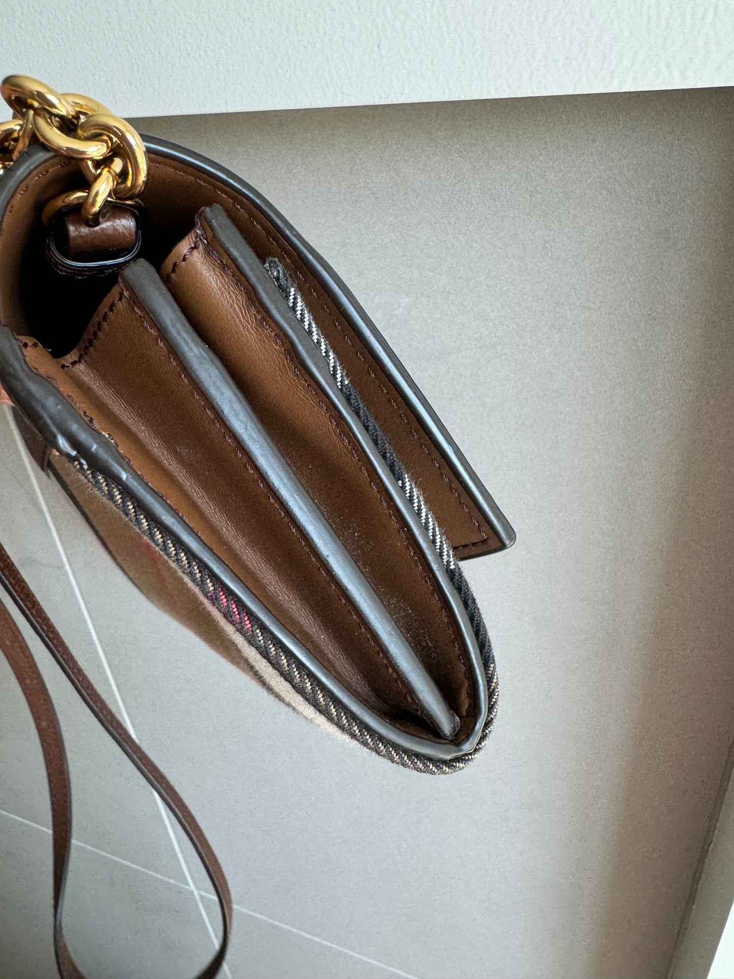 Burberry wallet on chain