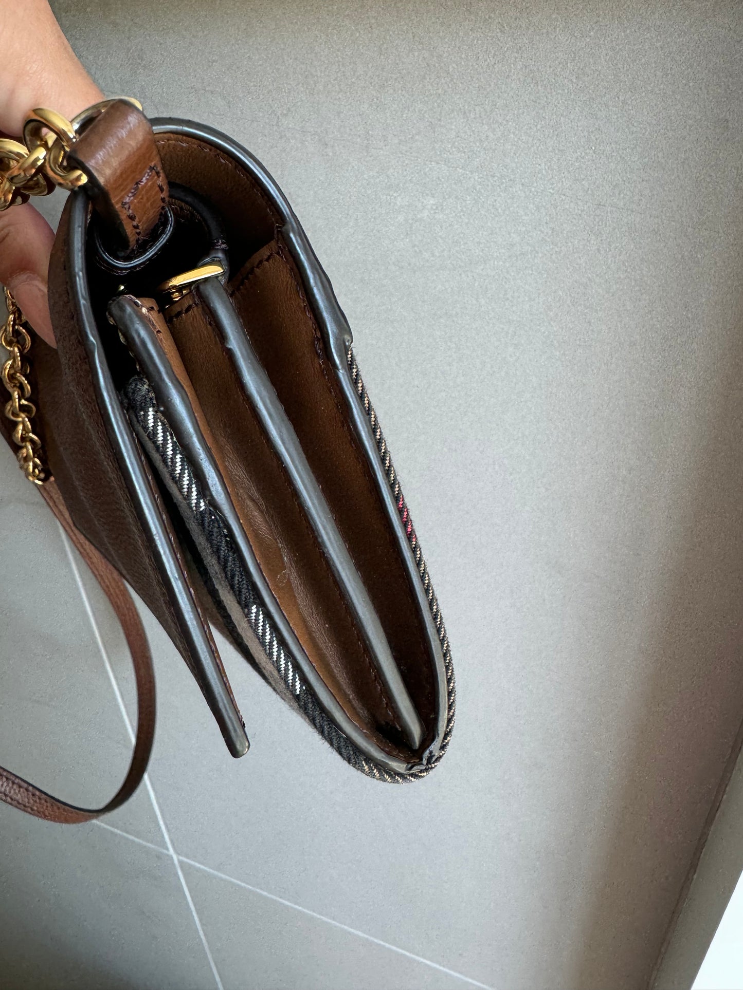 Burberry wallet on chain