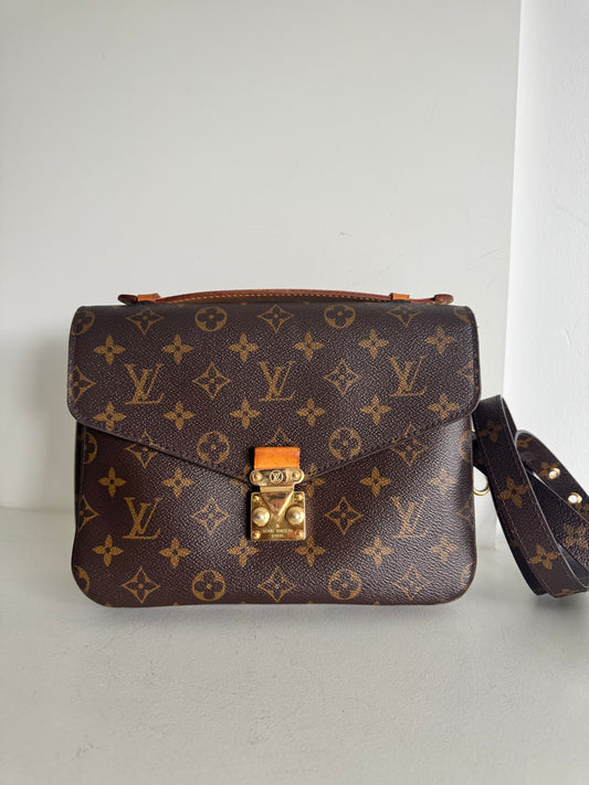 Louis Vuitton Pochette Metis Monogram